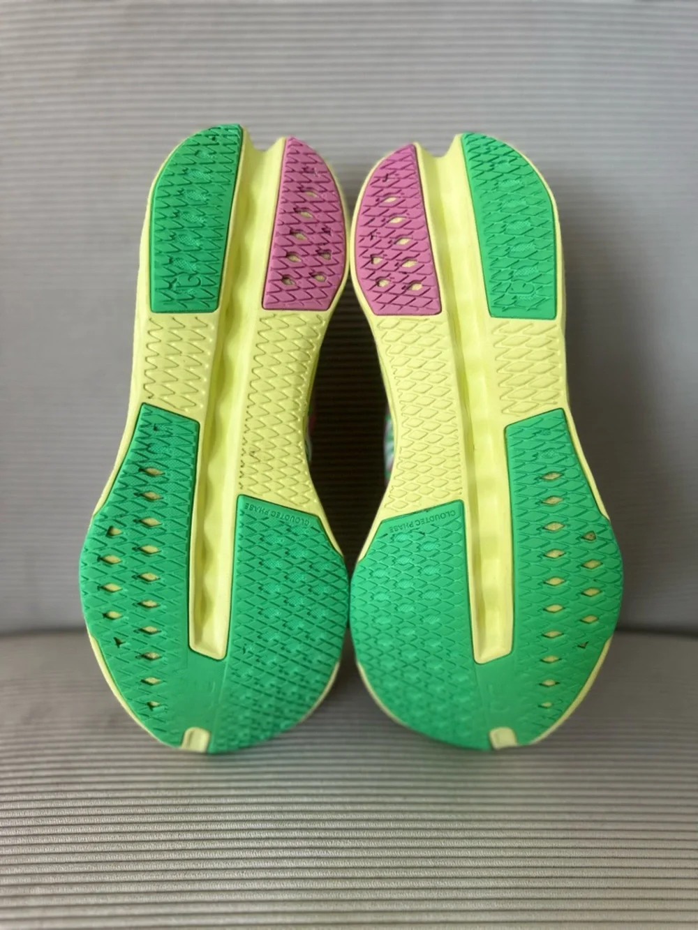 On Women's Cloudsurfer Next in the Pink / Limelight size 8.5 - Picture 10 of 11